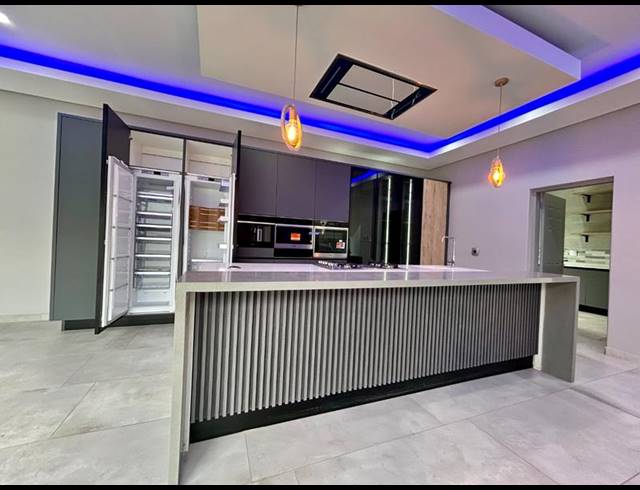 5 BEDROOM HOUSE FOR SALE IN SIX FOUNTAINS RESIDENTIAL ESTATE